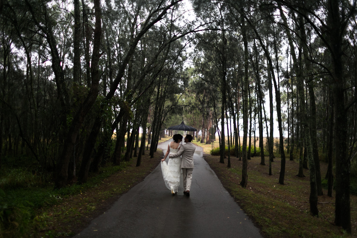 10_rainy wedding photography in forrest at peppers convent