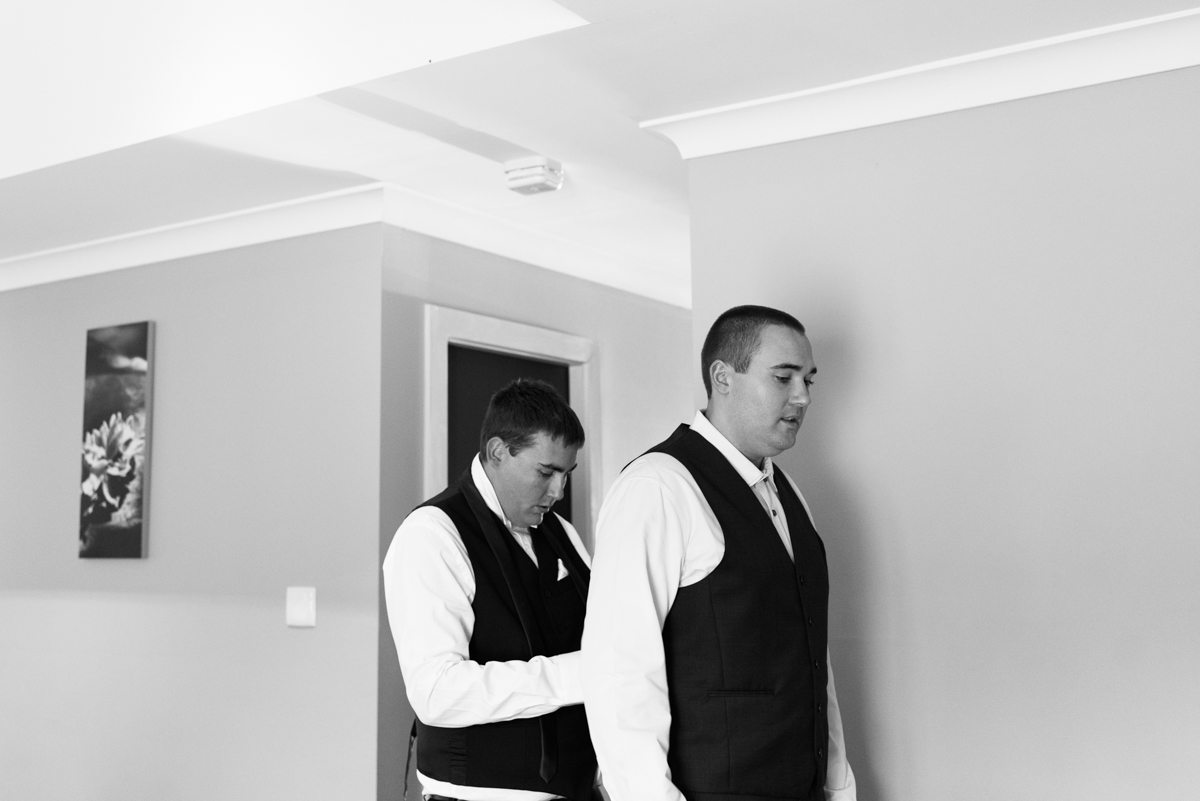 13_groom and best man get ready for wedding at crowne plaza pokolbin