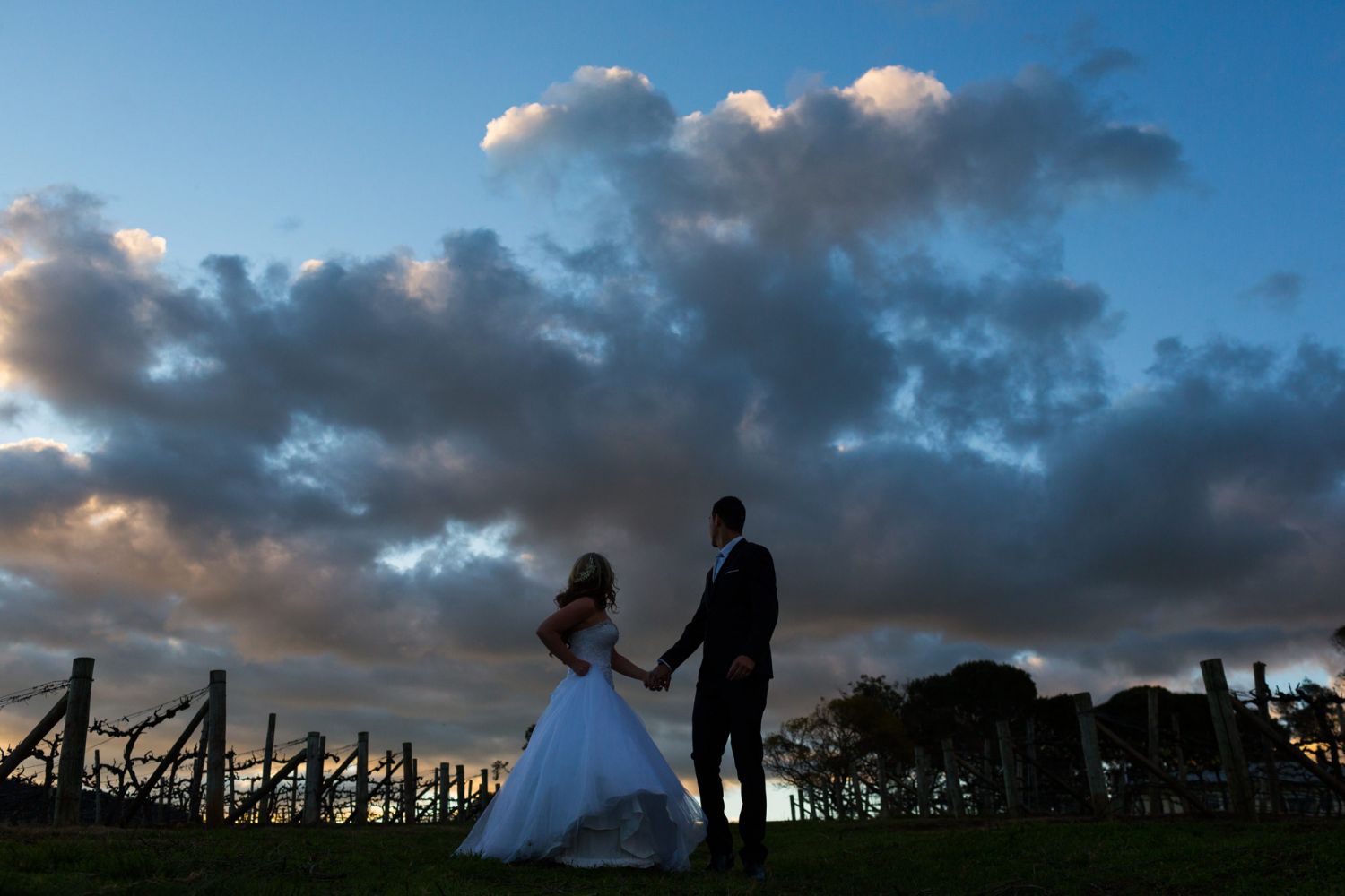 22_wedding-photographer-captures-awesome-sunset-at-lindemans