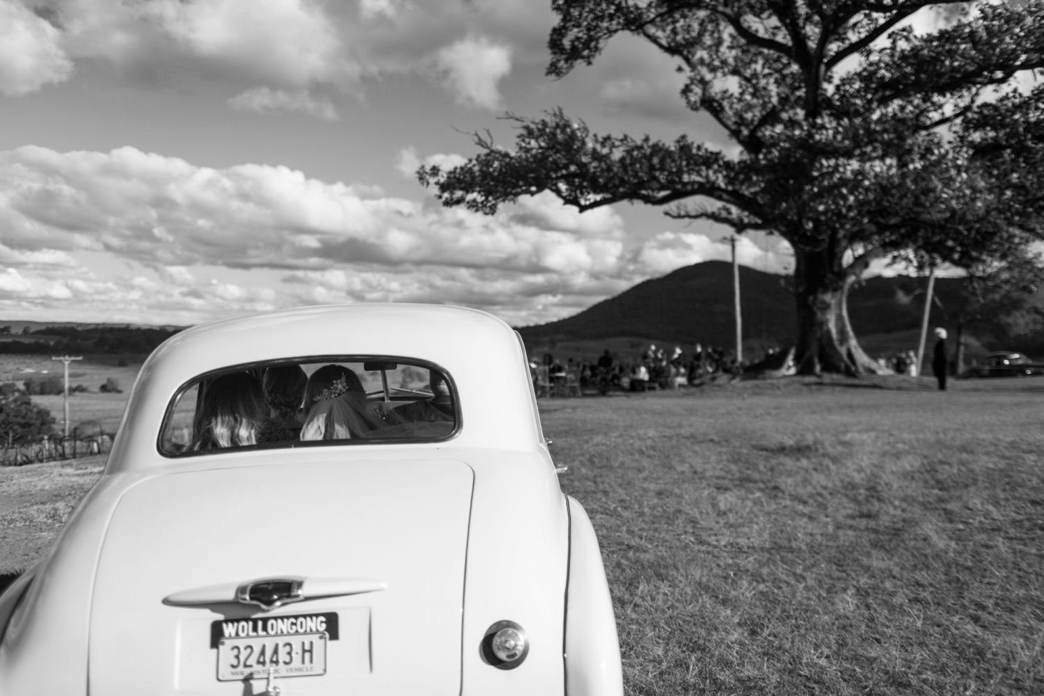 3_bride-approaches-wedding-ceremony-at-lindemans-in-hunter-valley